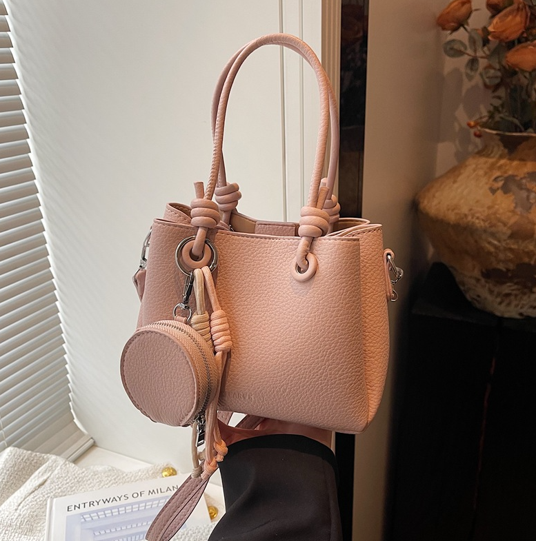 骨格ウェーブコードストラップ丸ポーチ付きハンドバック