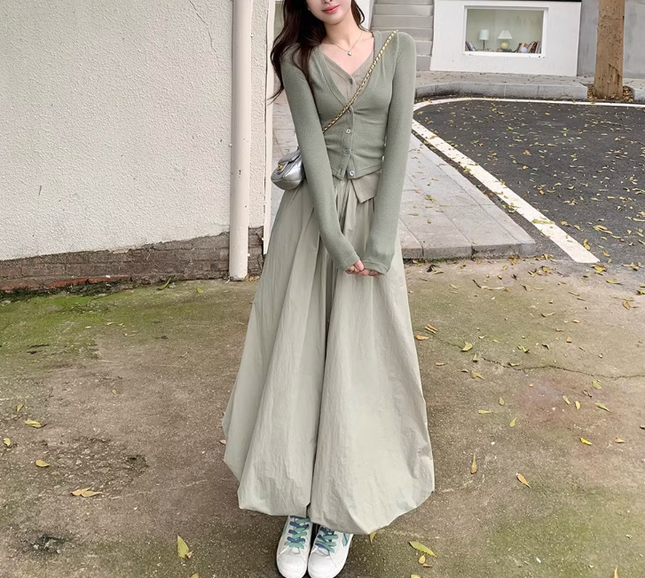 骨格ウェーブレイヤード風バイカラーVネック＆バルーンスカートセットアップ