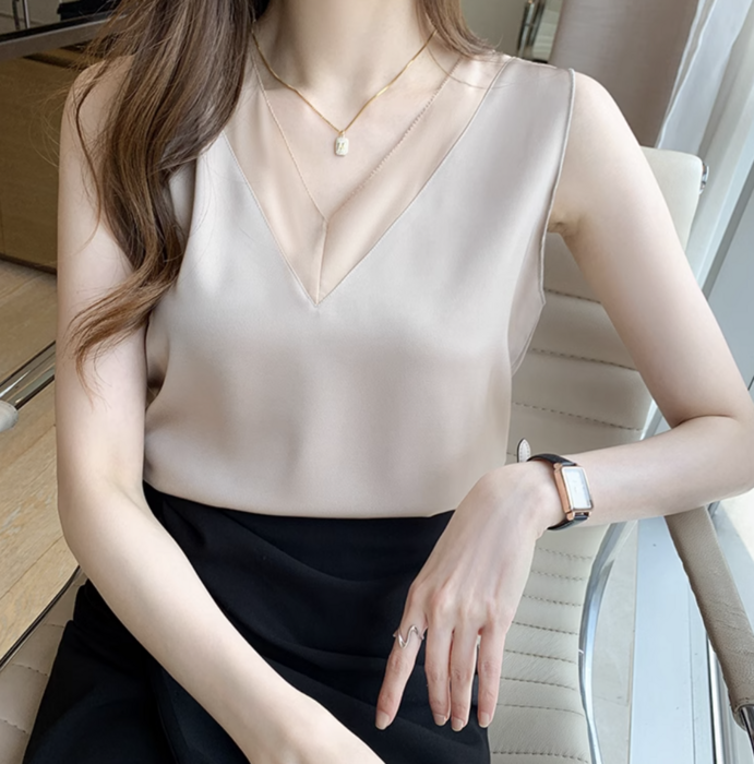 骨格ストレートVネックノースリーブブラウス