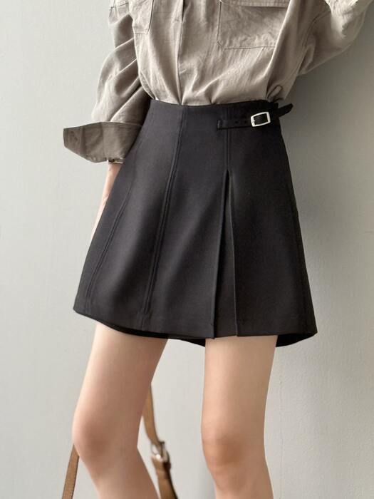 骨格ストレートAラインタックショートパンツ