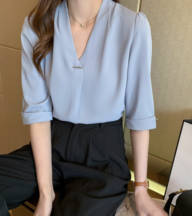 骨格ストレートパフスリーブVネックデザインブラウス