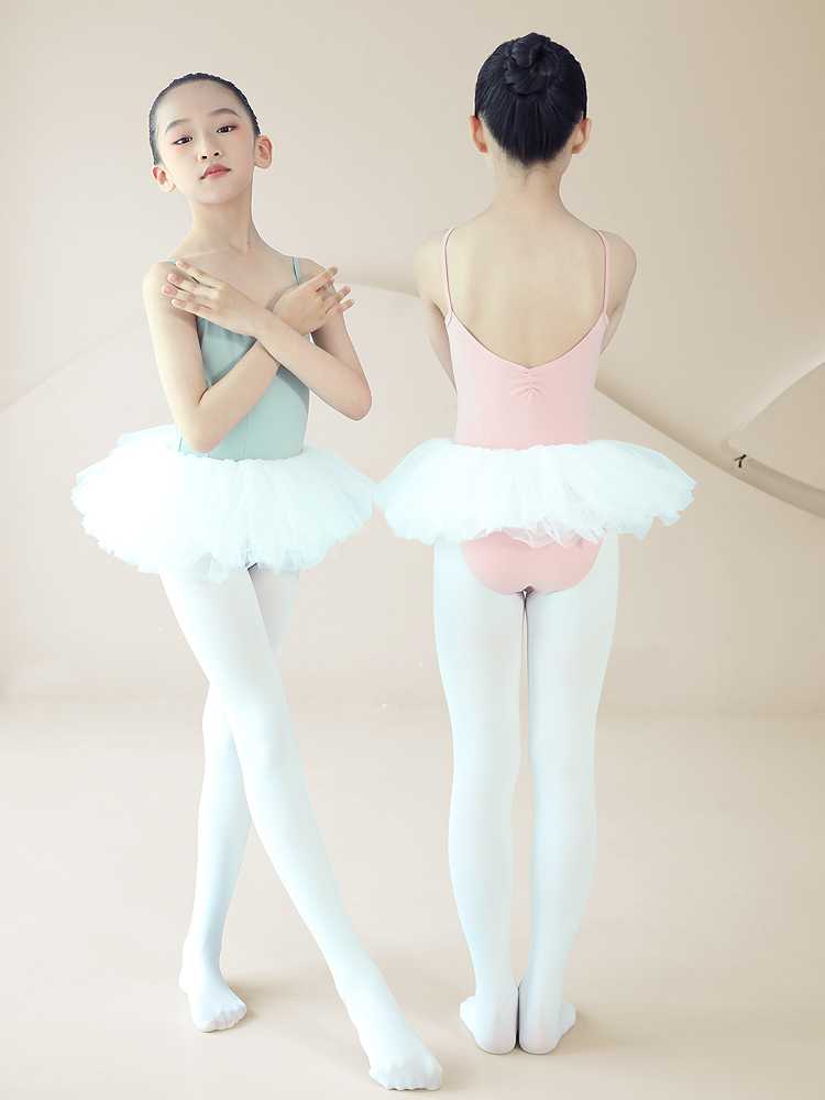 バレエシューズを美しく魅せる!脚のラインが際立つストッキング5選