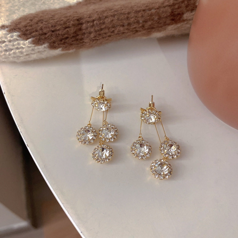 パワーストーン アクセサリー 煌めく三連装飾の揺れる天然石イヤリング