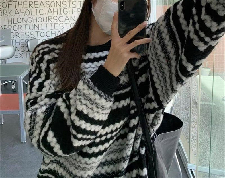 ストリートファッション 立体凹凸ボーダー柄オーバーサイズクルーネックニット