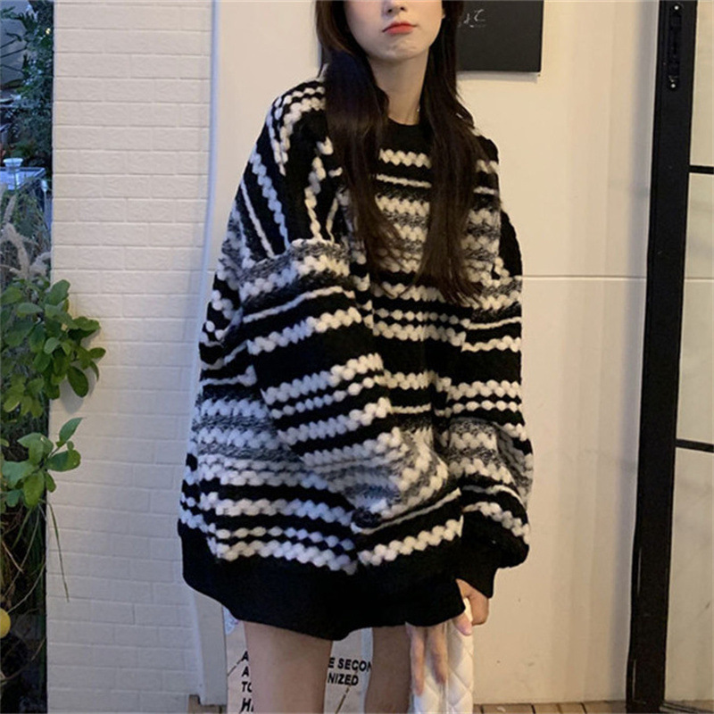 ストリートファッション 立体凹凸ボーダー柄オーバーサイズクルーネックニット