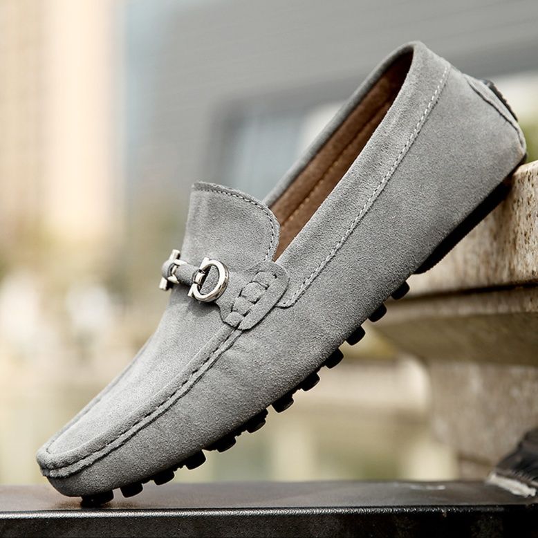 スエード靴 金属装飾付きスエード製ドライビングローファー