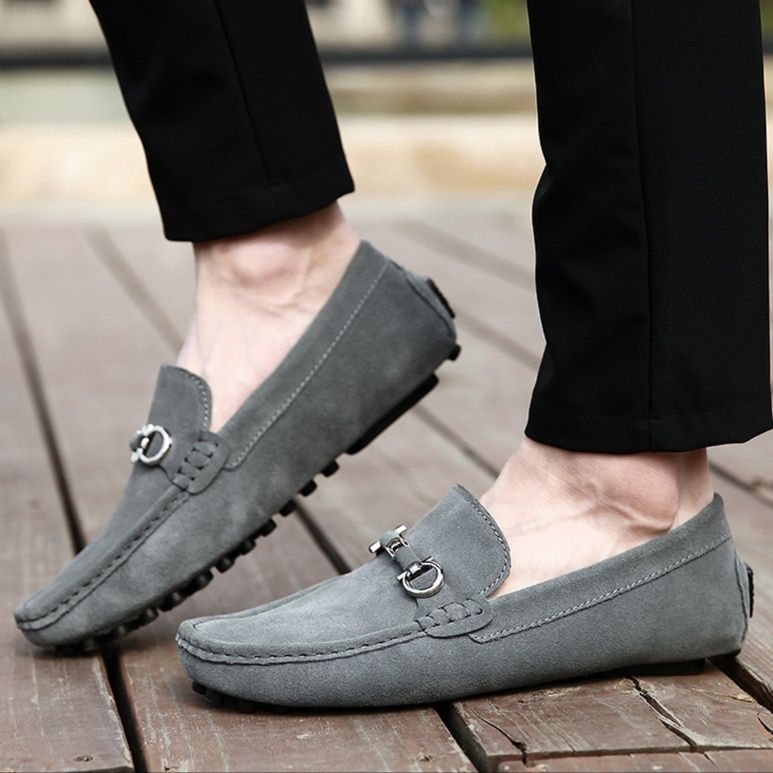 スエード靴 金属装飾付きスエード製ドライビングローファー