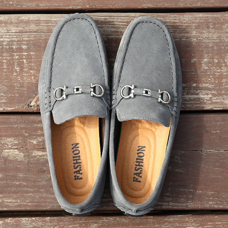 スエード靴 金属装飾付きスエード製ドライビングローファー