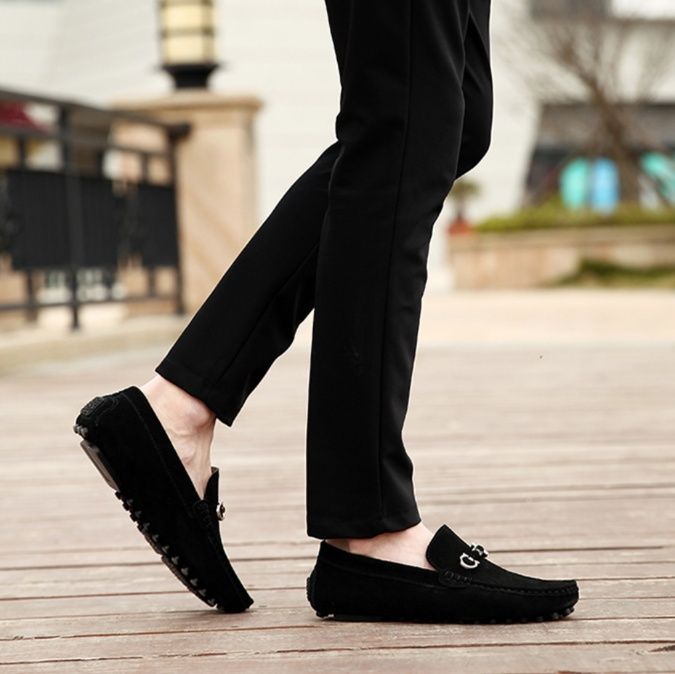 スエード靴 金属装飾付きスエード製ドライビングローファー