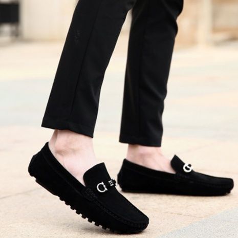 スエード靴 金属装飾付きスエード製ドライビングローファー