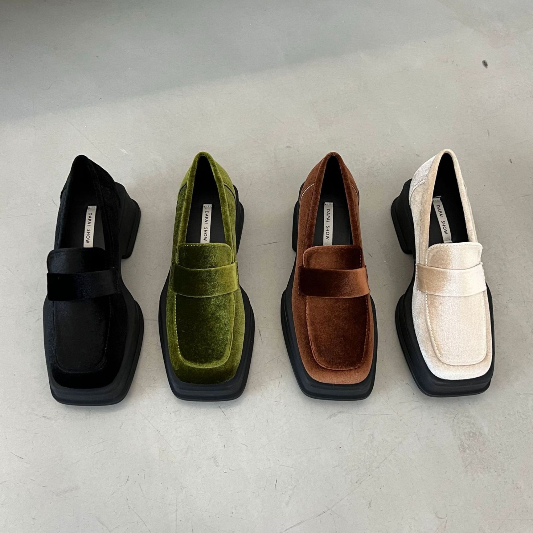 スエード靴 上品な質感が魅力の角型スエード素材ローファー