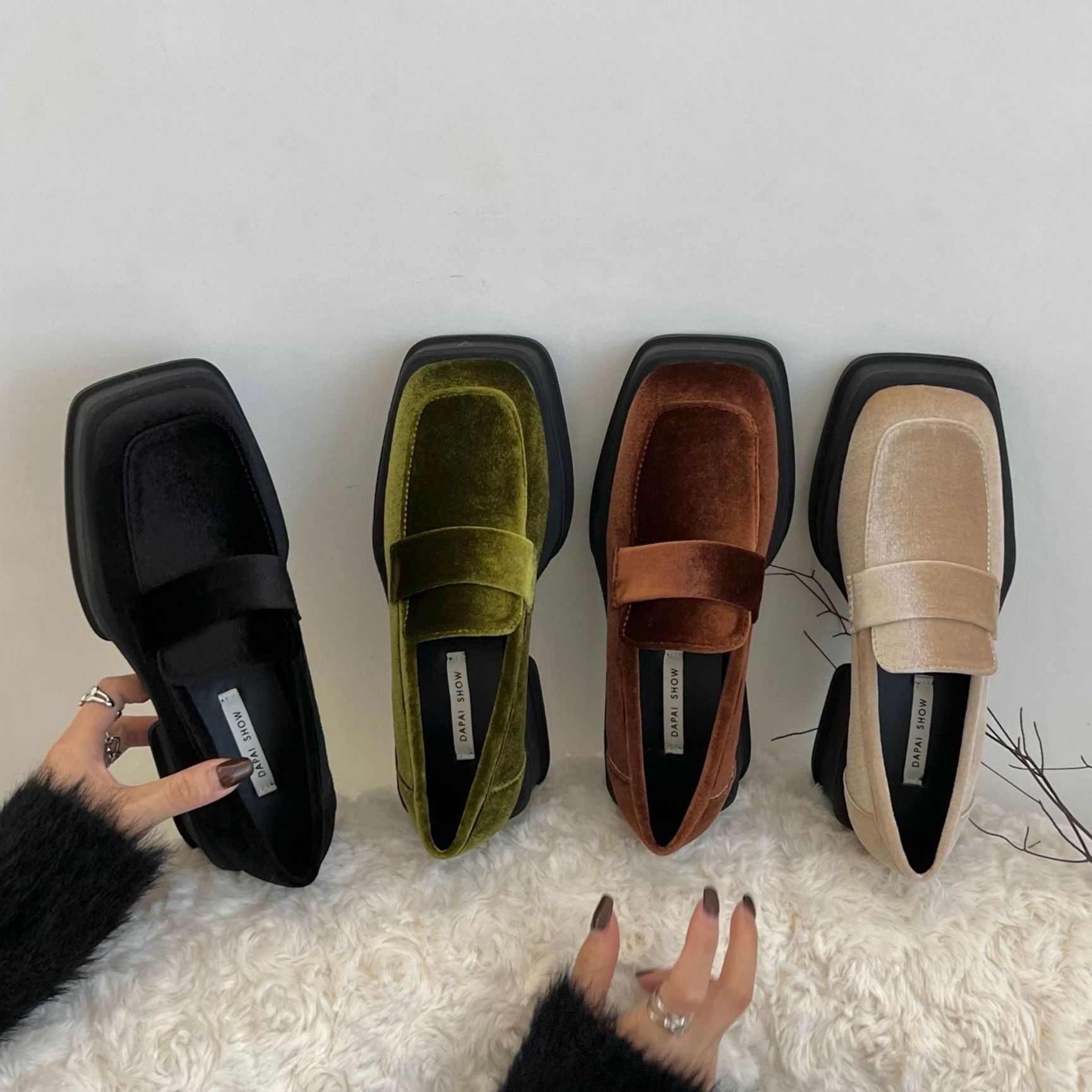 スエード靴 上品な質感が魅力の角型スエード素材ローファー