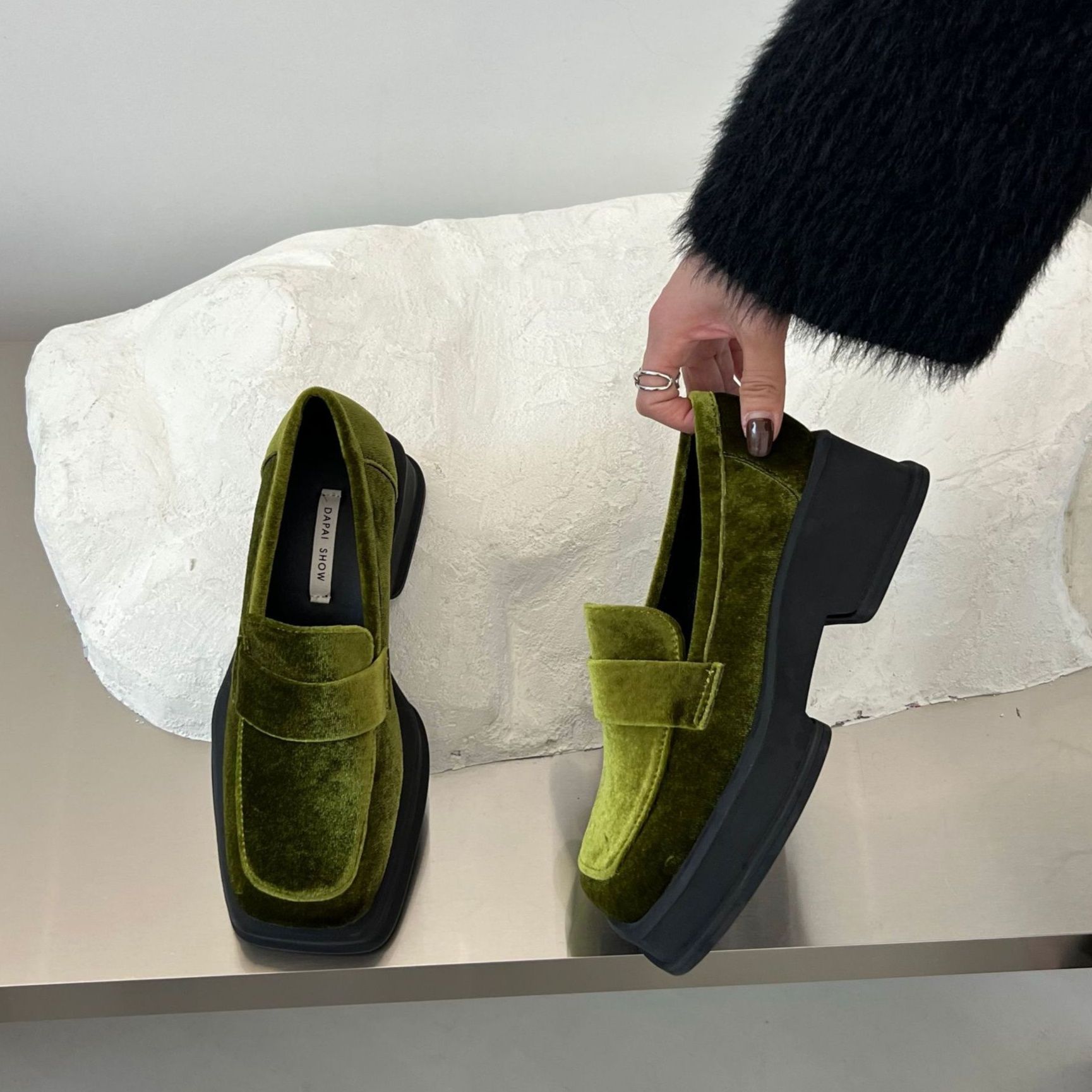 スエード靴 上品な質感が魅力の角型スエード素材ローファー