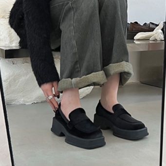 スエード靴 上品な質感が魅力の角型スエード素材ローファー