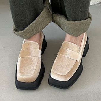 スエード靴 上品な質感が魅力の角型スエード素材ローファー