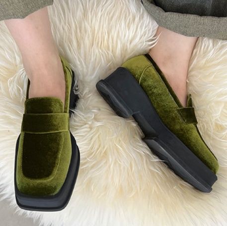 スエード靴 上品な質感が魅力の角型スエード素材ローファー