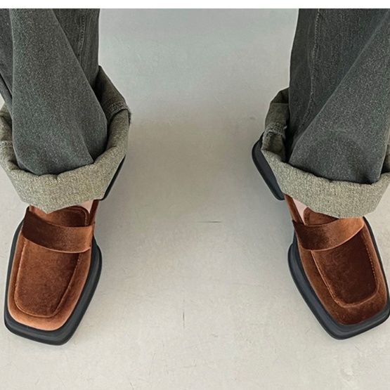 スエード靴 上品な質感が魅力の角型スエード素材ローファー
