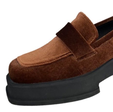 スエード靴 上品な質感が魅力の角型スエード素材ローファー