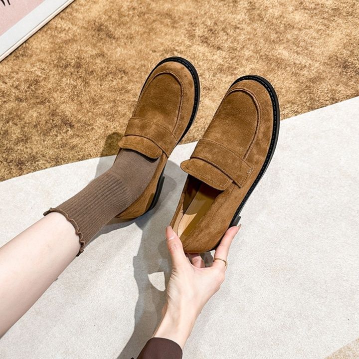 スエード靴 上品な質感のスエード製ローファー