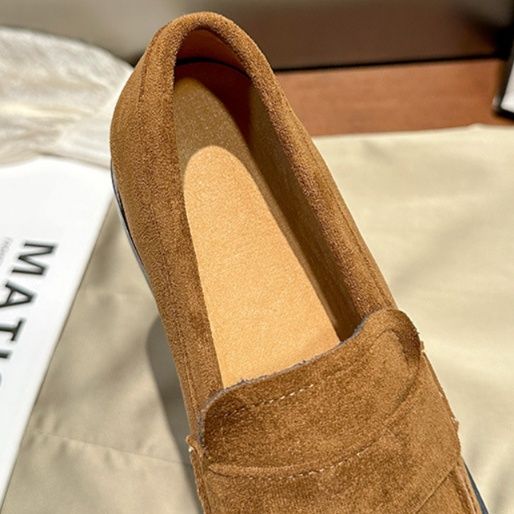 スエード靴 上品な質感のスエード製ローファー