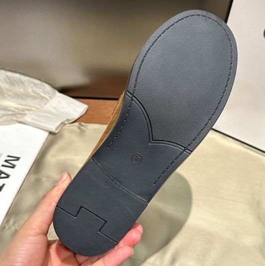 スエード靴 上品な質感のスエード製ローファー