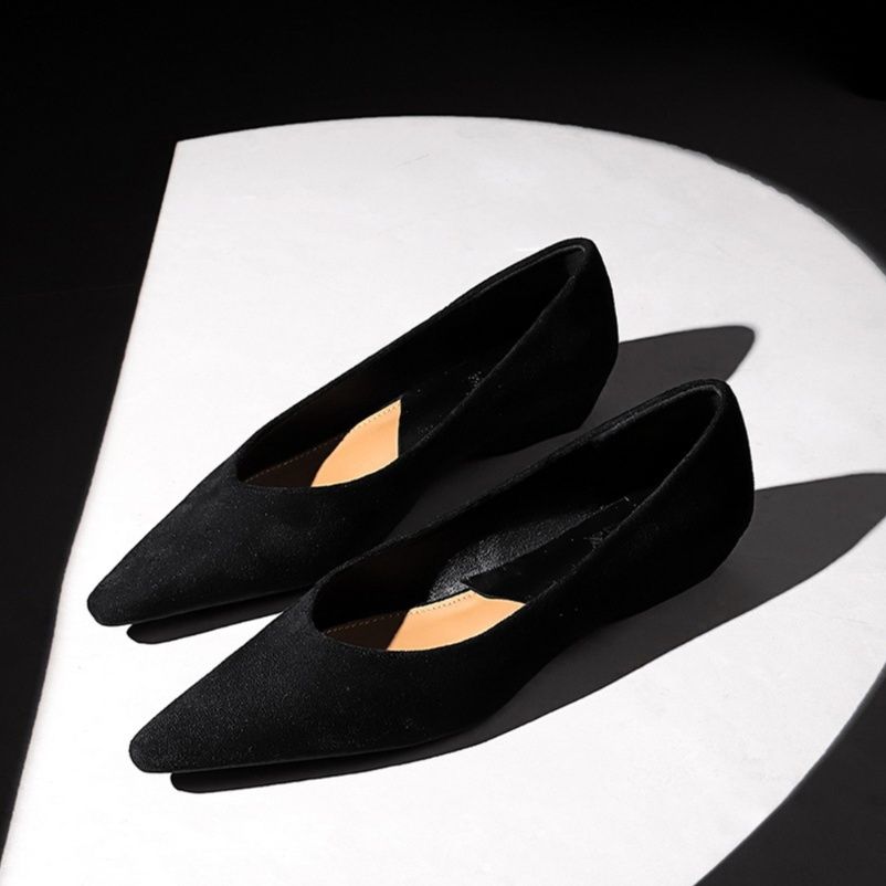 スエード靴 上質なめらか生地のとがり先端細身パンプス