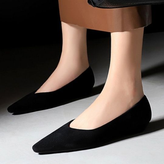 スエード靴 上質なめらか生地のとがり先端細身パンプス