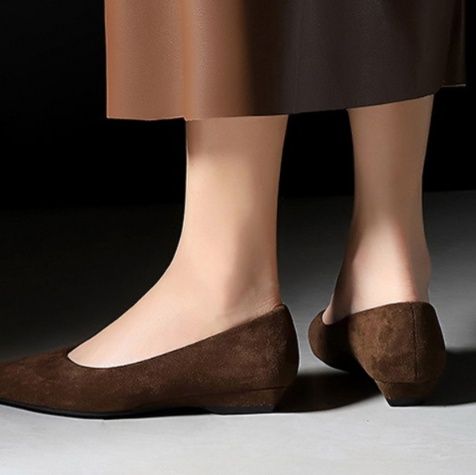スエード靴 上質なめらか生地のとがり先端細身パンプス