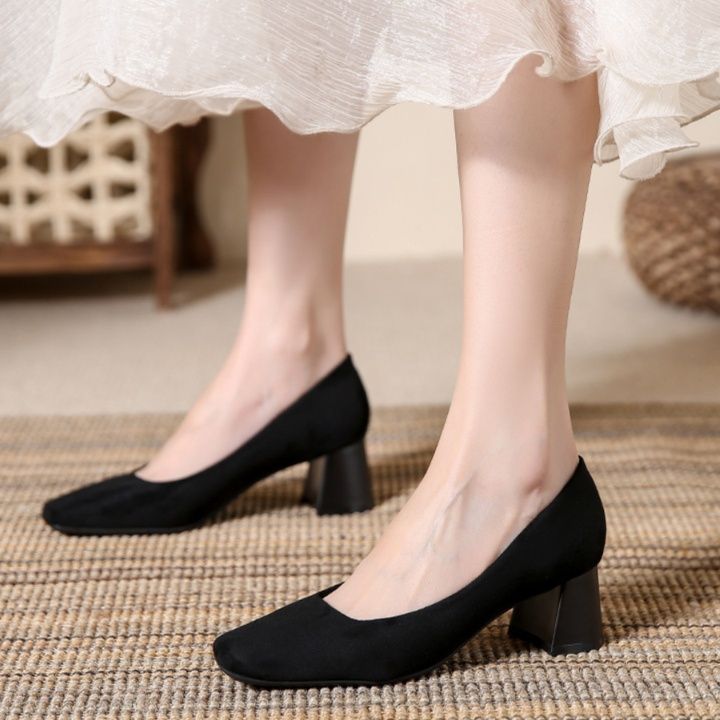 スエード靴 上品な起毛素材の太めヒールパンプス