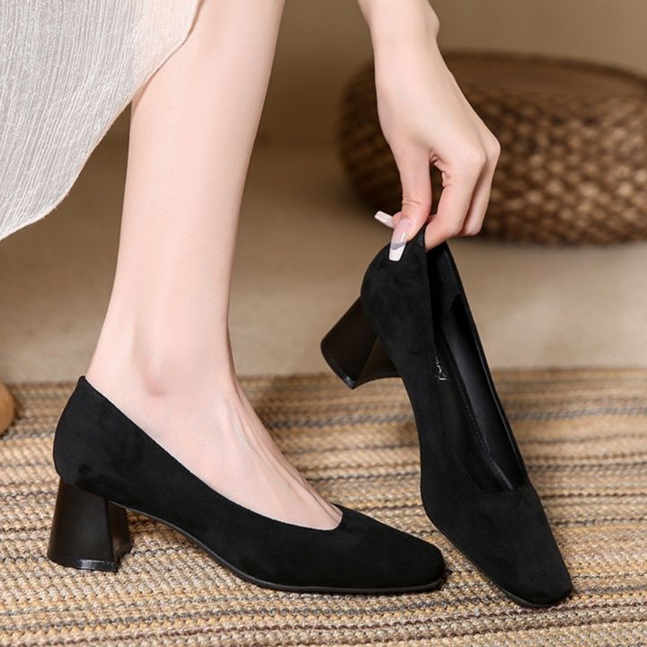 スエード靴 上品な起毛素材の太めヒールパンプス