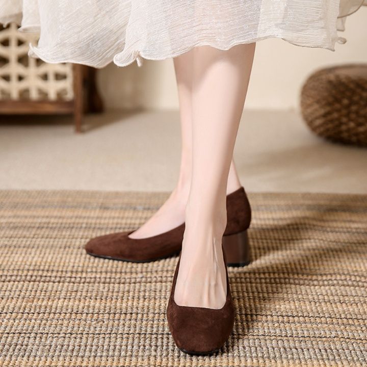 スエード靴 上品な起毛素材の太めヒールパンプス