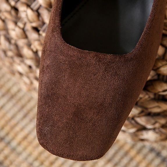 スエード靴 上品な起毛素材の太めヒールパンプス