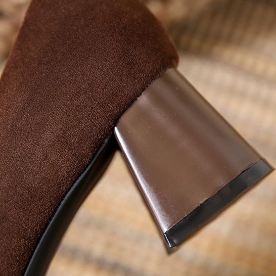 スエード靴 上品な起毛素材の太めヒールパンプス