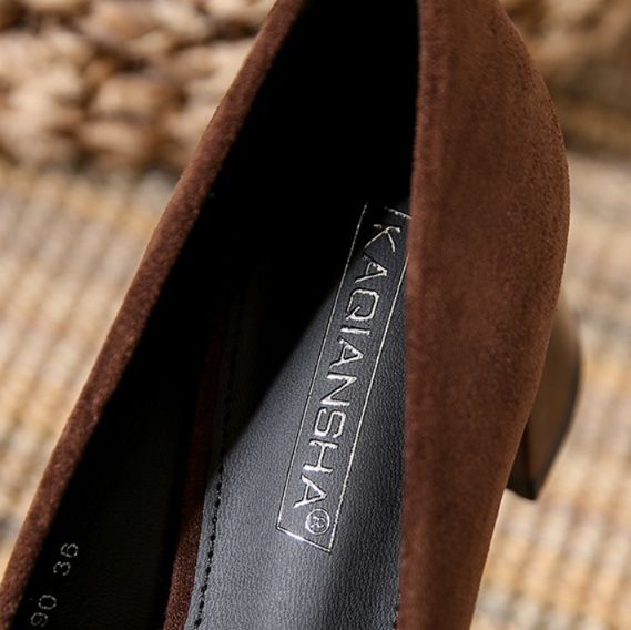 スエード靴 上品な起毛素材の太めヒールパンプス