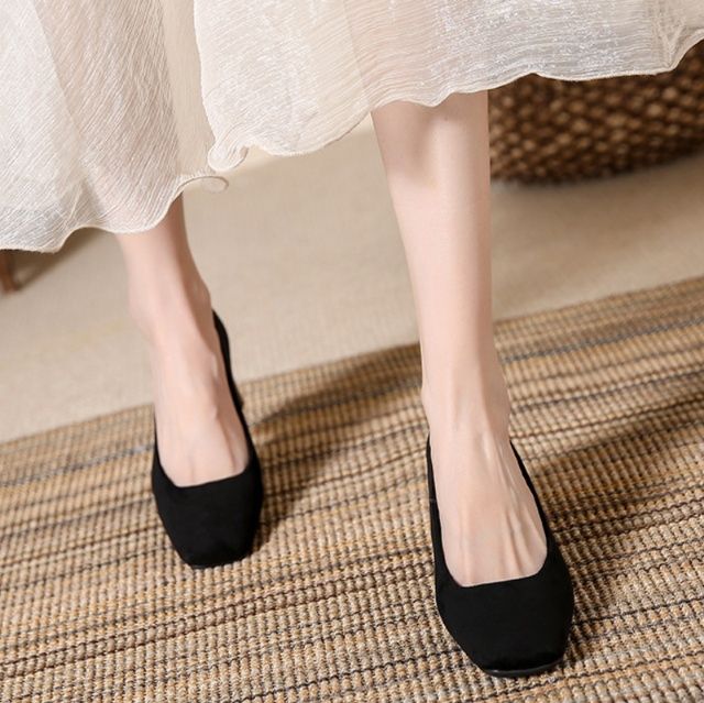 スエード靴 上品な起毛素材の太めヒールパンプス