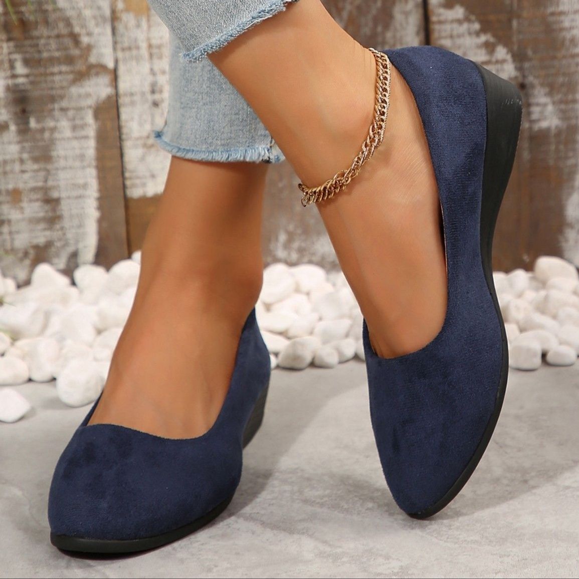 スエード靴 上品な起毛素材のローヒールパンプス