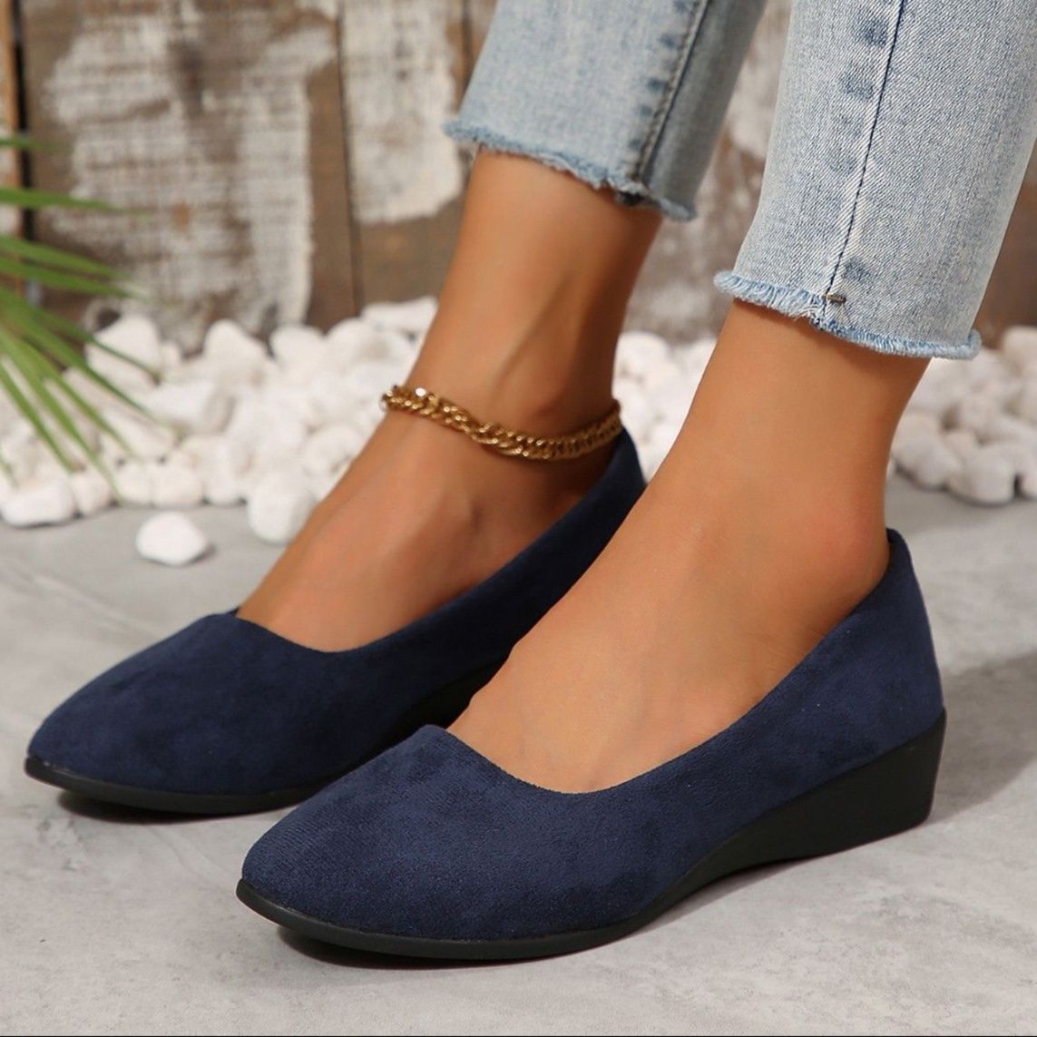 スエード靴 上品な起毛素材のローヒールパンプス