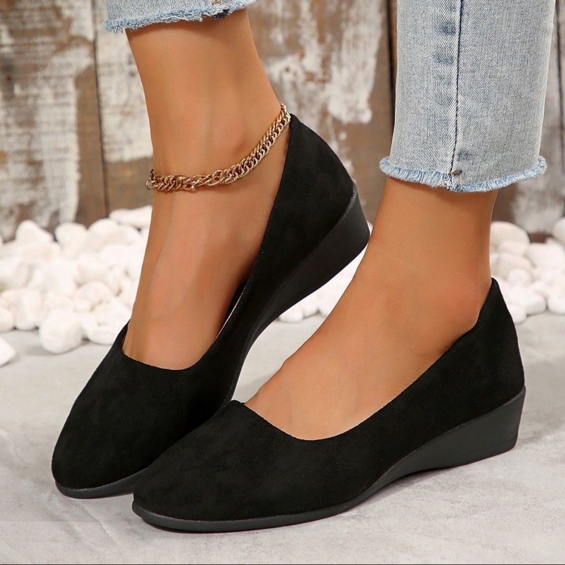 スエード靴 上品な起毛素材のローヒールパンプス