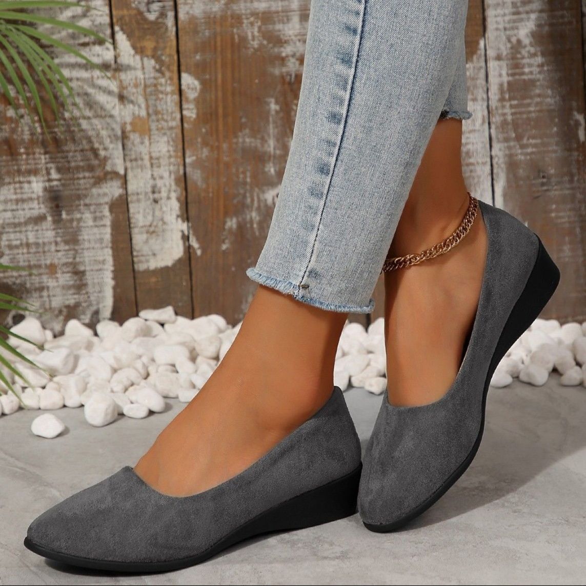 スエード靴 上品な起毛素材のローヒールパンプス