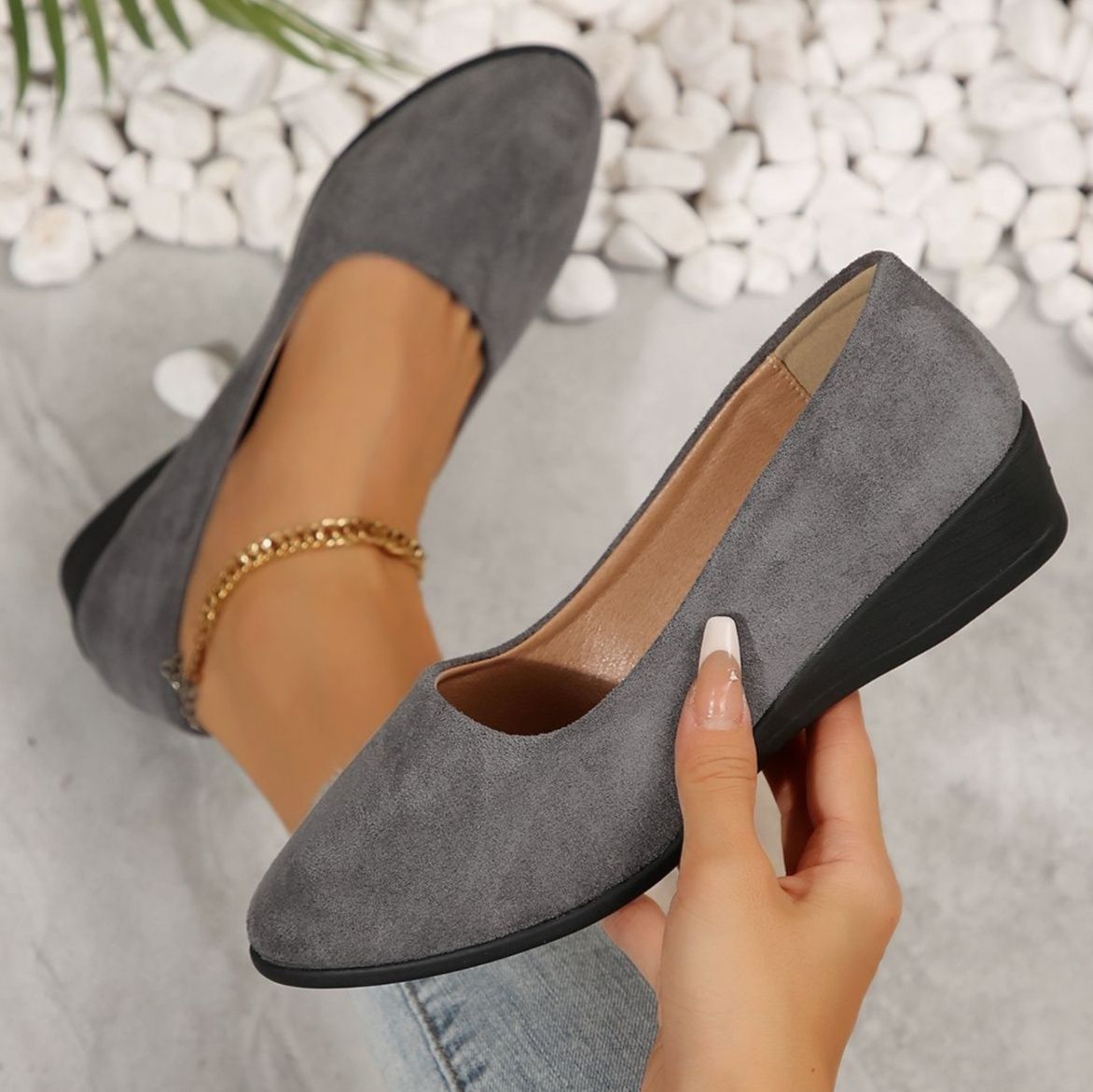 スエード靴 上品な起毛素材のローヒールパンプス