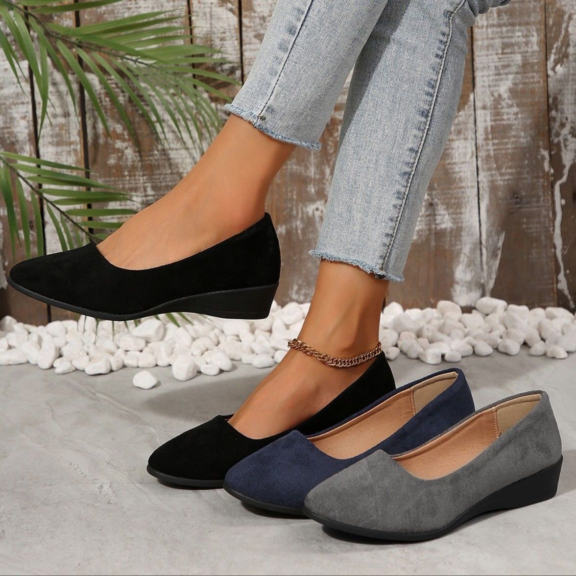 スエード靴 上品な起毛素材のローヒールパンプス