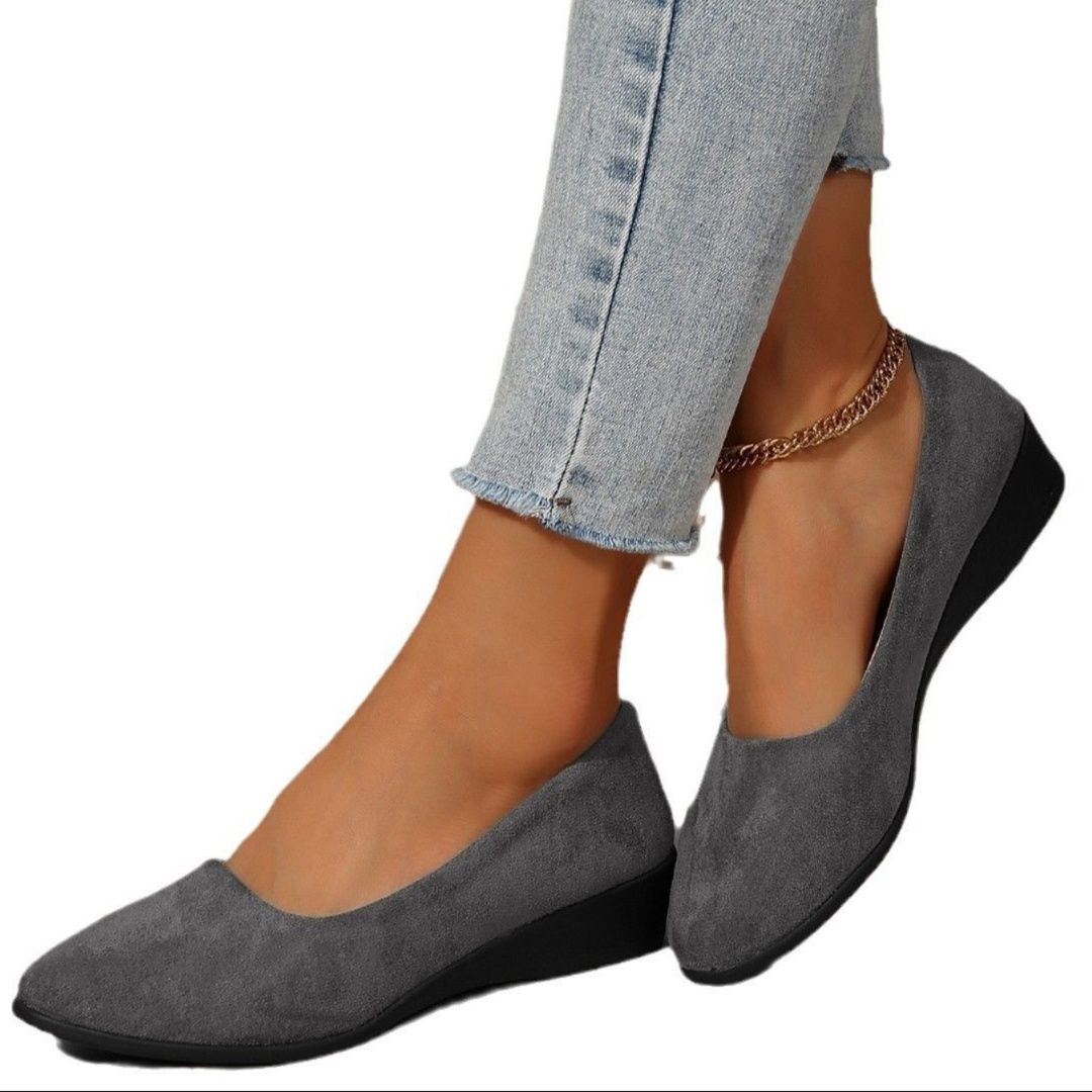 スエード靴 上品な起毛素材のローヒールパンプス