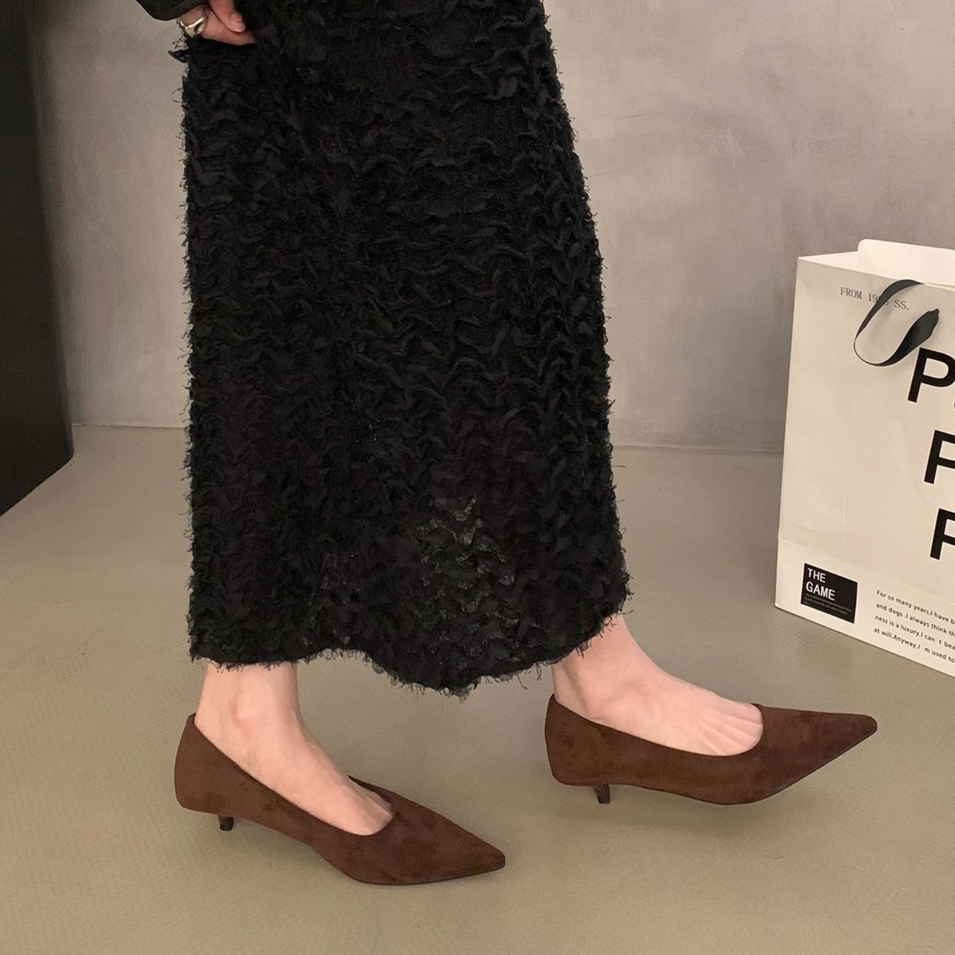 スエード靴 上品な尖頭デザイン低ヒールスエード素材パンプス