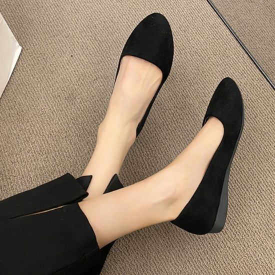 スエード靴 上品な足元を演出するスエード素材の快適パンプス