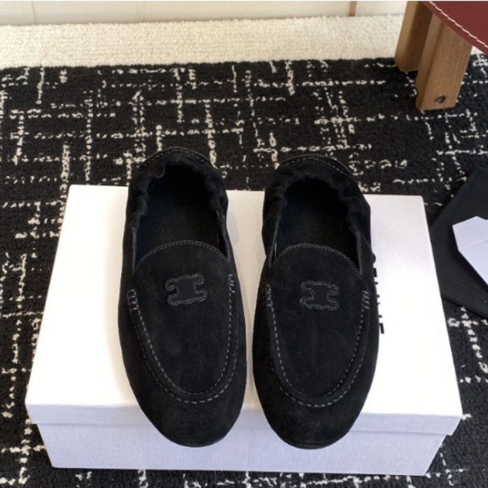スエード靴 刺繍ロゴ入りローファー フリル口元デザイン