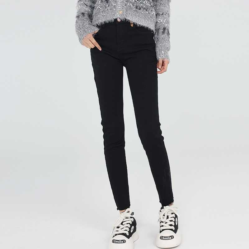 マタニティでもおしゃれを楽しむ！黒のスキニー5選