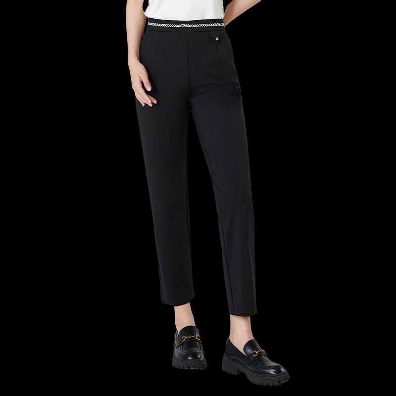 オフィスからカジュアルまで着回し自在！黒スキニーで叶えるワンランク上のコーディネート5選