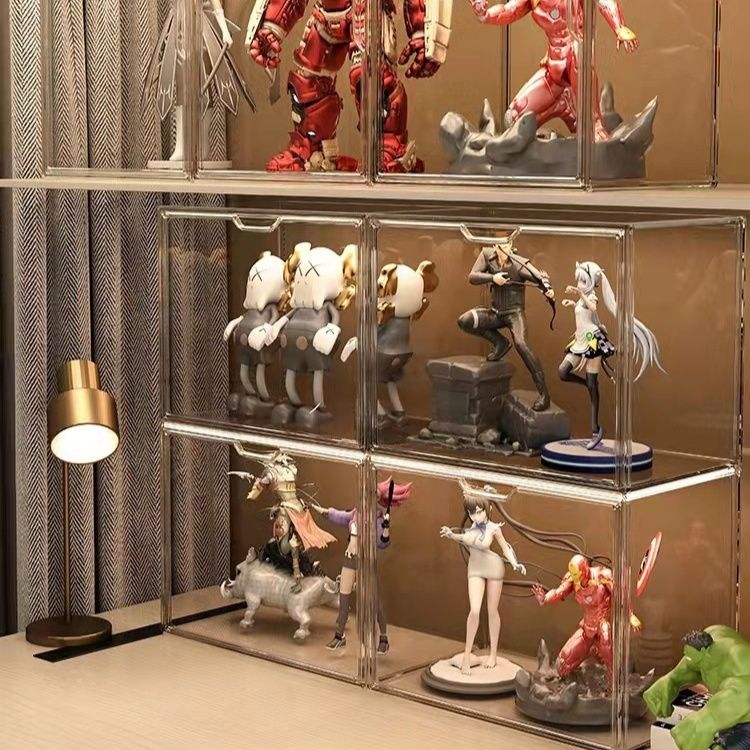 グッズ収納 磁石扉付き透明アクリル段違い飾り棚