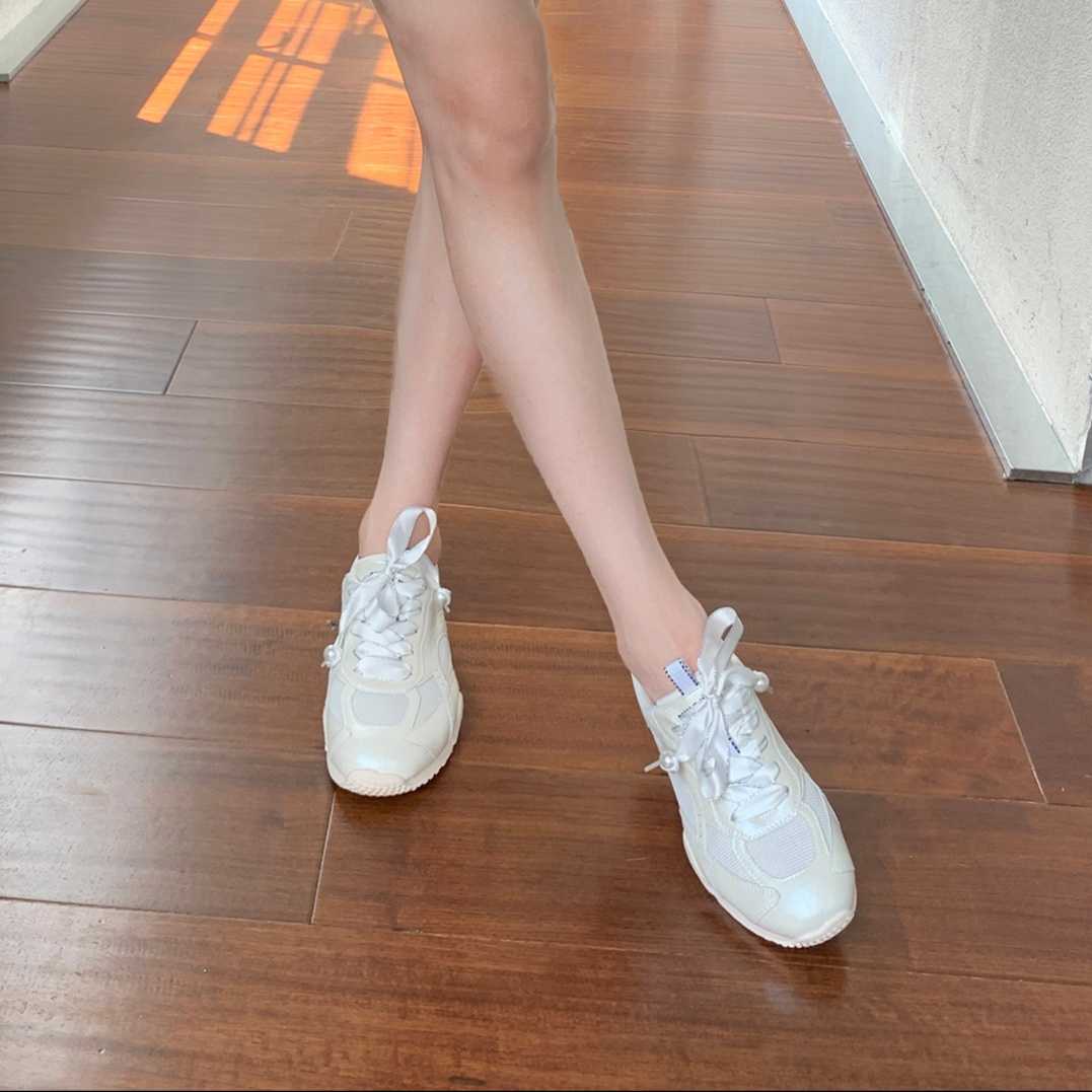 レディーススーツをスニーカーで格上げ！毎日が楽しくなるスニーカー5選