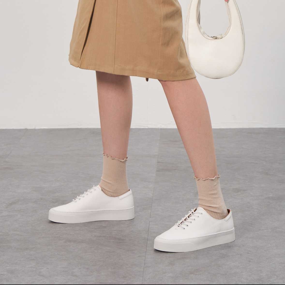 白スニーカーで決める！スーツスタイルを格上げするおすすめスニーカー5選